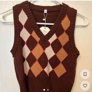 Women’s cropped sweater vest/ never warn/ new with tags/ size small